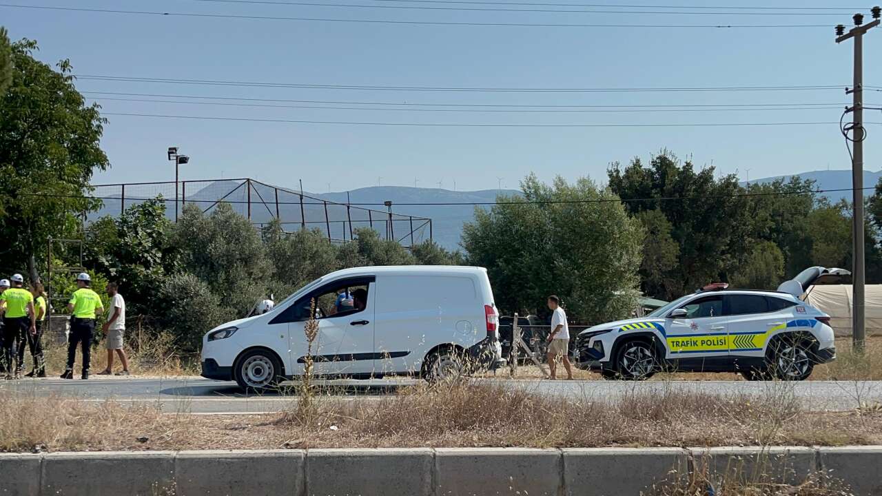Menteşe’de Otomobil Dereye Uçtu: Başka Araca Çarpmamak İçin Manevra Yaptı, 2 Kişi Yaralandı 2